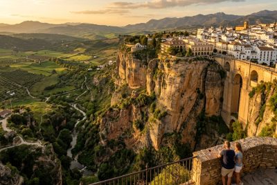Vistas espectaculares de la Hoya de Ronda y los valles verdes desde el Mirador de Aldehuela al atardecer