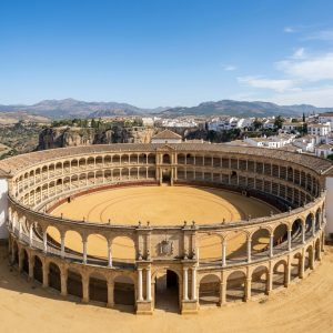 Espectacular doble galería neoclásica de columnas y arcos de piedra en la histórica Plaza de Toros de Ronda