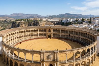 Espectacular doble galería neoclásica de columnas y arcos de piedra en la histórica Plaza de Toros de Ronda