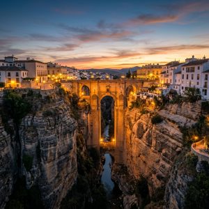 Vista panorámica del Puente Nuevo de Ronda al atardecer