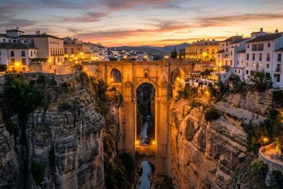 Vista panorámica del Puente Nuevo de Ronda al atardecer