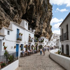 Las famosas casas blancas construidas bajo una inmensa roca suspendida en la Calle Cuevas del Sol de Setenil de las Bodegas