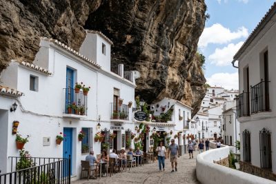 Las famosas casas blancas construidas bajo una inmensa roca suspendida en la Calle Cuevas del Sol de Setenil de las Bodegas