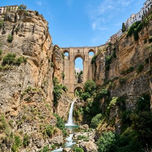 Espectacular perspectiva del Puente Nuevo de Ronda desde el fondo del desfiladero con la cascada cayendo
