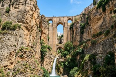 Espectacular perspectiva del Puente Nuevo de Ronda desde el fondo del desfiladero con la cascada cayendo